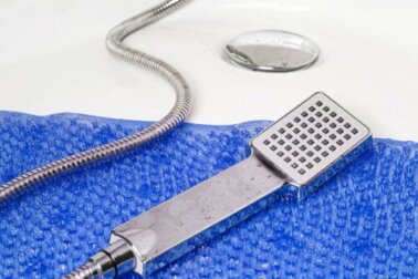 Imparare a lavare i tappeti o i tappetini da bagno: tessuto e plastica