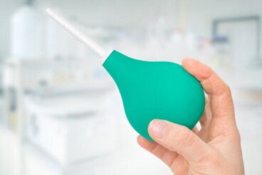 Come fare un clistere a casa e quali sono i rischi?