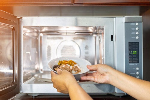 8 cose da non mettere nel microonde per la vostra salute