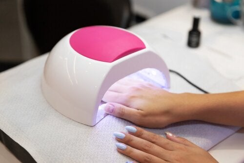 Le lampade asciuga smalto UV aumentano il rischio di cancro della pelle? Ecco cosa dice un nuovo studio