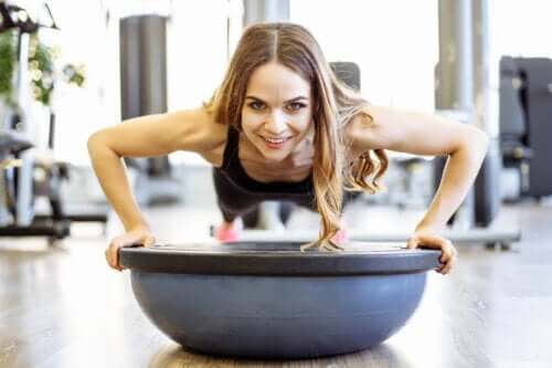 Planks con il bosu: come si fanno e quali sono i benefici?