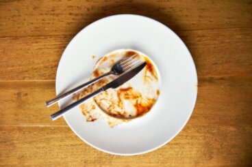 Come rimuovere le macchie dalle stoviglie di porcellana