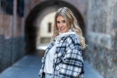 "Smoky gold": scoprite l'ultima tendenza in fatto di capelli per un look più giovane