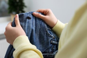 8 trucchi per rimuovere le macchie di lucido da scarpe dai vestiti