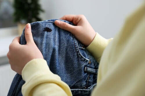 8 trucchi per rimuovere le macchie di lucido da scarpe dai vestiti