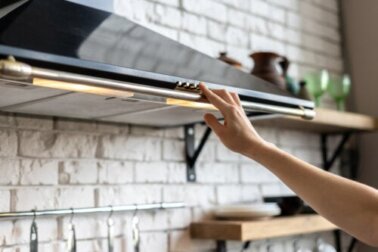 Cappe aspiranti: vantaggi e svantaggi della loro installazione in casa