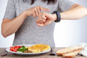 Digiuno intermittente per donne over 50: come farlo in modo sano