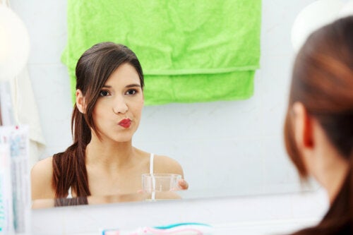 Sciacquare la bocca o lo spazzolino con l'acqua ossigenata: è sicuro?
