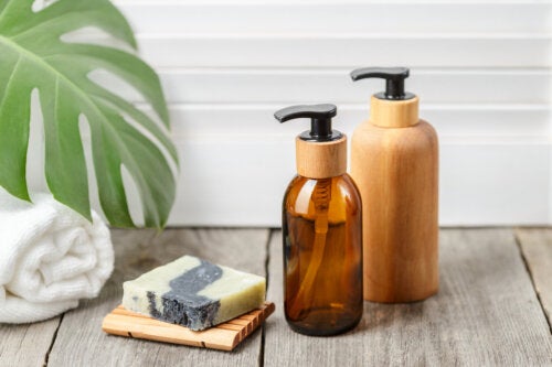 Shampoo solido vs. shampoo liquido: vantaggi e svantaggi