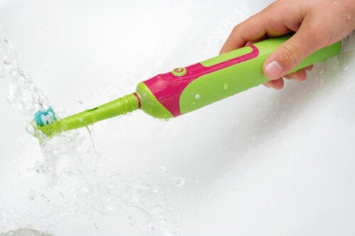 Come si pulisce lo spazzolino elettrico?