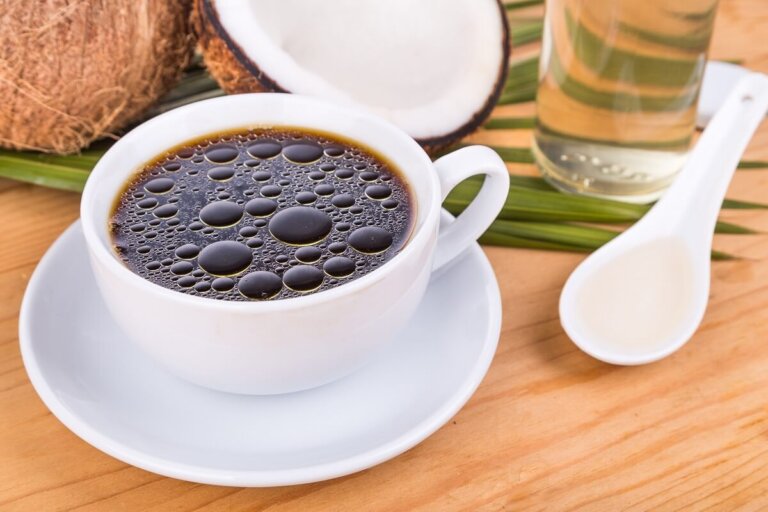 Caffè con olio di cocco: come berlo per mantenere il peso forma