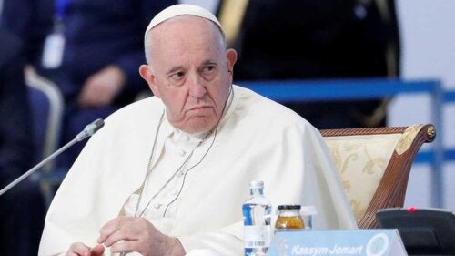 Papa Francesco è stato operato d'urgenza: quali sono i suoi problemi di salute