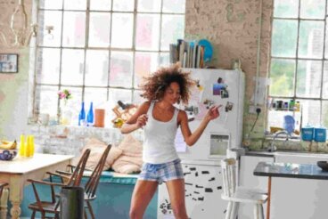 Danzaterapia: 5 benefici e come praticarla a casa