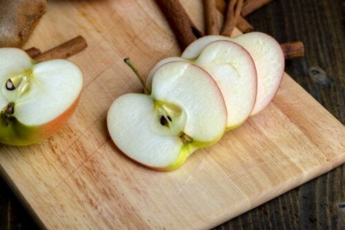 I semi di mela sono pericolosi da mangiare?