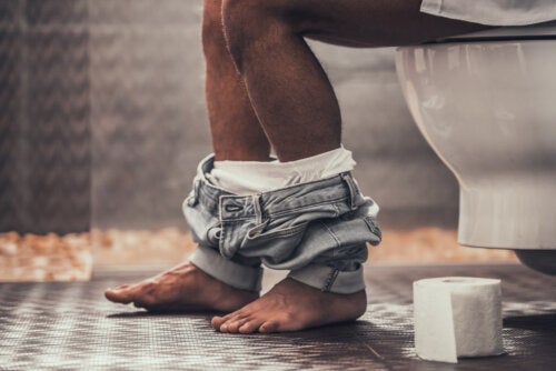 Un famoso urologo raccomanda agli uomini di urinare seduti, perché?
