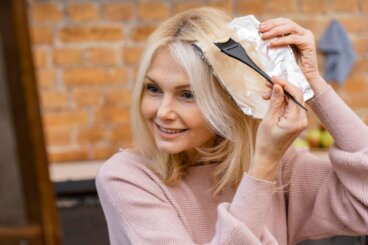 Come tonalizzare i capelli bianchi? Consigli per capelli scuri e chiari