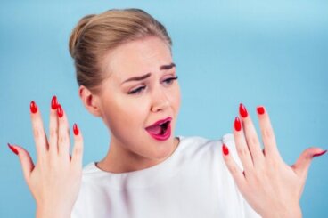 Perché le unghie acriliche fanno male?