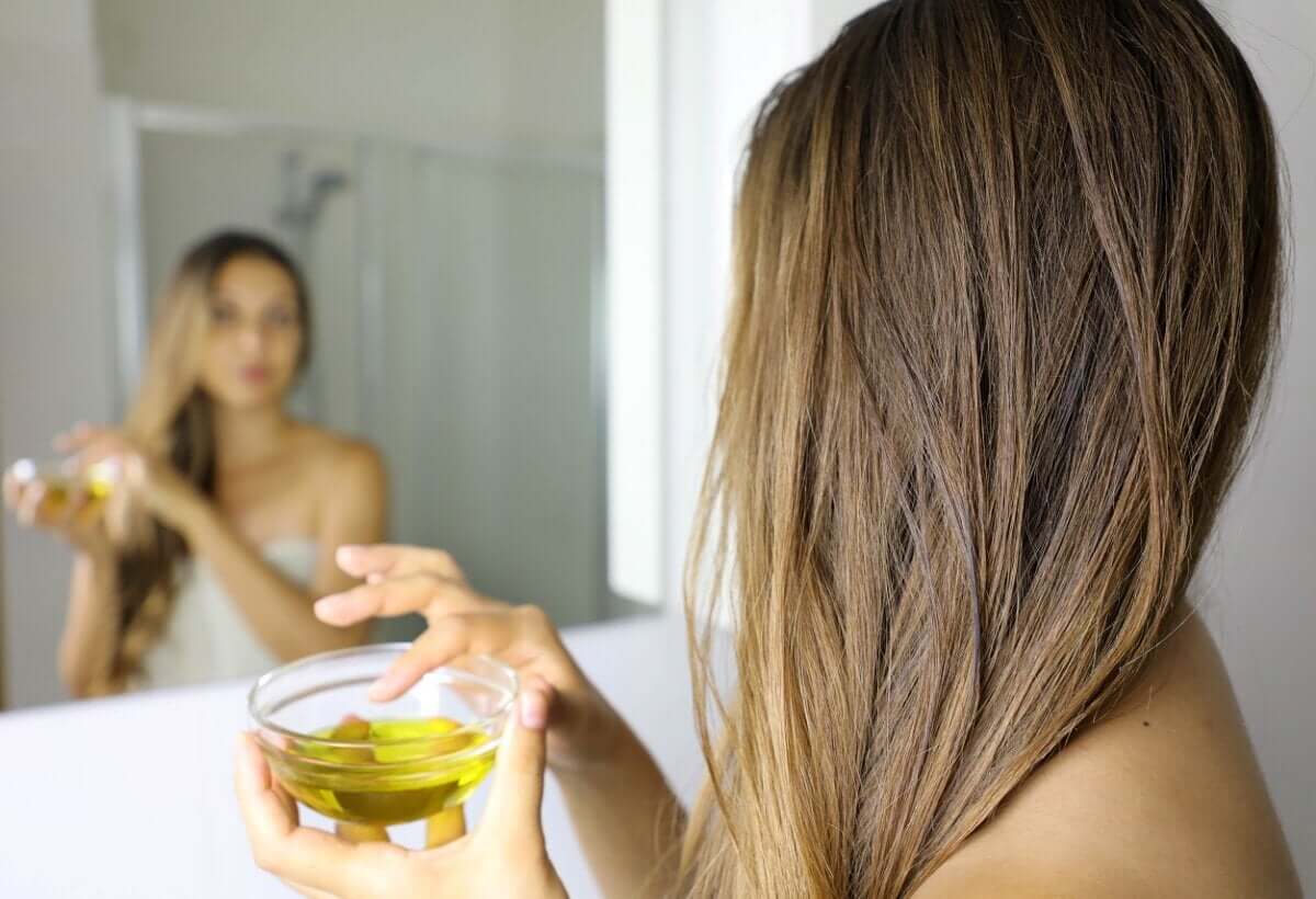 Il rimedio all'olio d'oliva che aiuta a eliminare la forfora