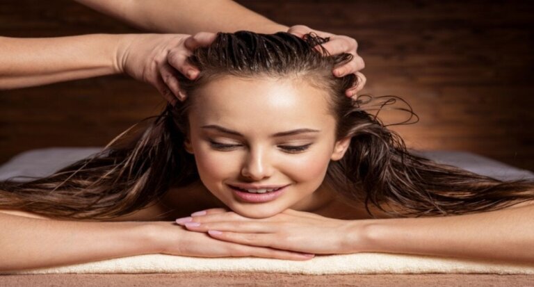 Massaggio ai capelli per rinforzarli e prevenirne la caduta