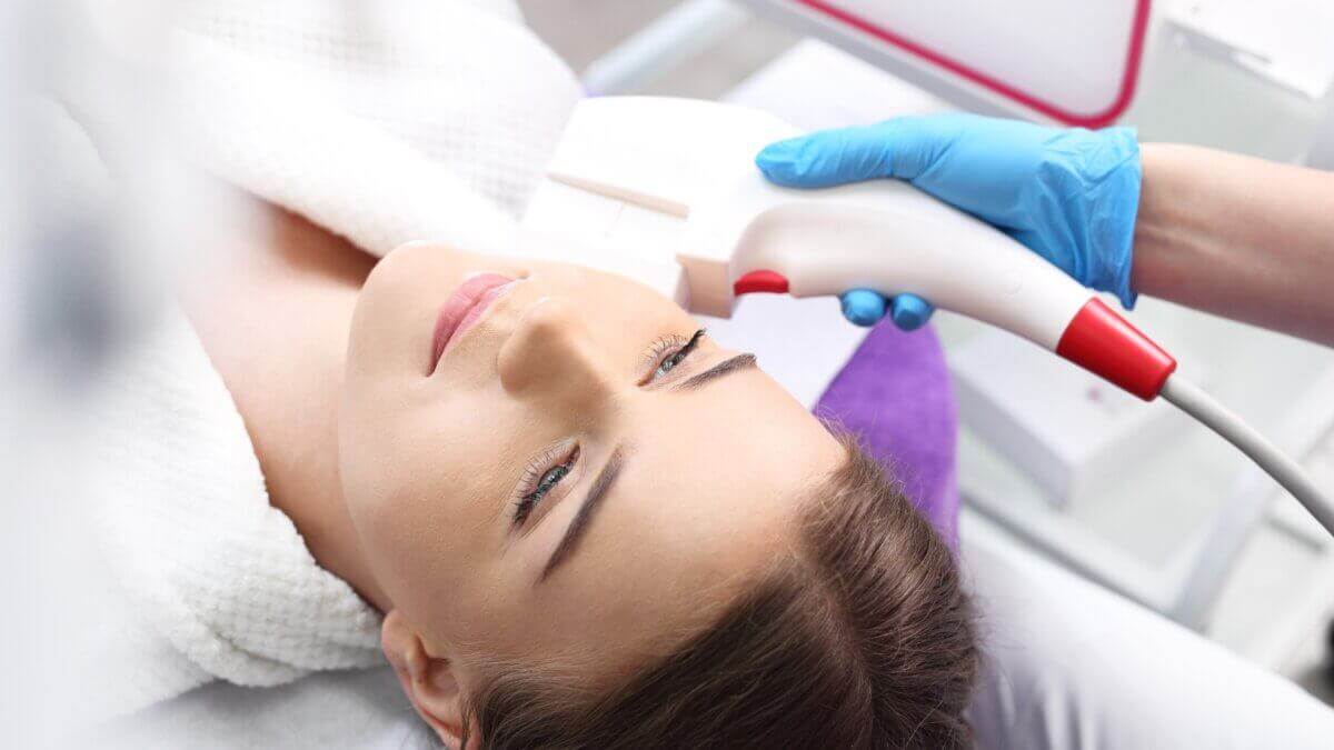 I trattamenti viso non invasivi spiegati da un esperto