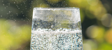 Bere acqua frizzante: benefici e precauzioni per la salute