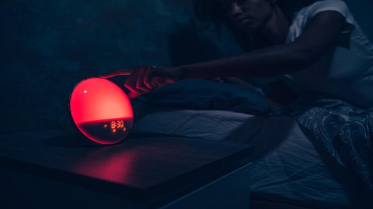 Luce rossa per il sonno: cos'è, come usarla e i suoi benefici