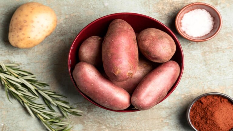Patata rossa: benefici, usi e differenze rispetto alla patata bianca