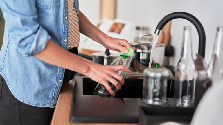 7 modi per pulire l'interno di una bottiglia di vetro