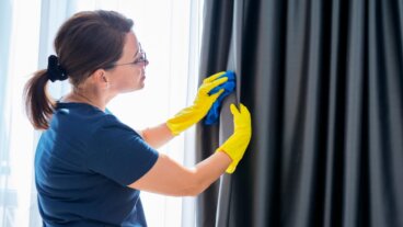 Scoprite come pulire le tende senza tirarle giù con questo trucco della nonna